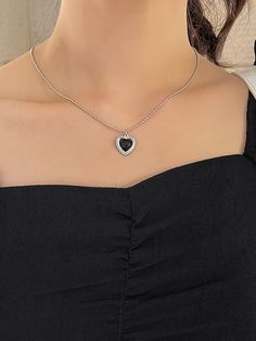 Shein Necklace, Necklace Outfit, Heart Choker Necklace, Pretty Jewelry Necklaces, Heart Charm Necklace, Jewelry Photoshoot, Sparkle Necklace, Kawaii Jewelry, Gold Chain With Pendant