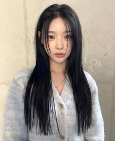 Black Hair Korean, Hair Inspiration Long, Fall Hair Color, Fall Hair Colors, Layered Haircuts, Burgundy Color, Korean Beauty, Fall Hair, Maquillaje De Ojos