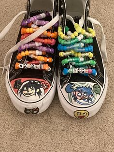 Shoe Doodles Ideas, Ways To Decorate Converse, Converse Bead Ideas, Art On Converse, Cool Shoelace Patterns, Beads On Shoelaces, Kandi Shoes, Gorillaz Converse, Converse Inspiration