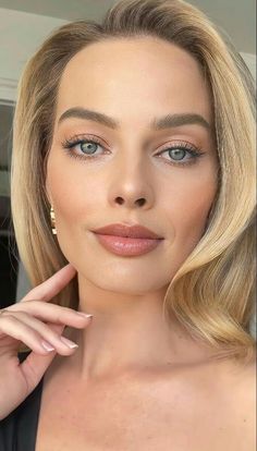 Beachy Wedding Makeup Bridesmaid, Soft Glam Makeup No Eyeliner, Natural Smokey Eye Makeup Wedding Green Eyes, Natural Makeup No Eyeliner, Easy Soft Glam Eye Makeup, Classic Bridal Looks, Blonde Green Eyes Makeup, Natural Beachy Makeup, Bronze Bridal Makeup Blue Eyes