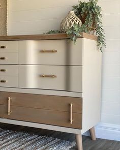 Blonde Mcm Furniture Makeover, Furniture Flipping Ideas Inspiration, Mcm Dresser Makeover, Retro Furniture Makeover, Mcm Dresser, Flip Ideas, Diy Furniture Flip, Dresser Ideas, Revamp Furniture