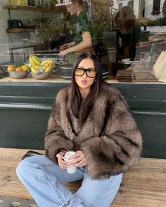 Short Faux Fur Coat, Short Coats Women, Autumn Fits, Cold Outfits, Fur Coats Women, Street Style Inspiration, Warm Jacket, Fall Fashion Trends, Basic Outfits