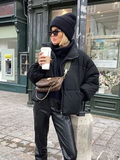 Black Puffer Jacket Outfit, Puffer Jacket Outfit, Oversized Puffer Jacket, Short Puffer Jacket, Oversized Puffer, Oversized Collar, Black Puffer Jacket, Black Outfits, Puffer Jacket Women