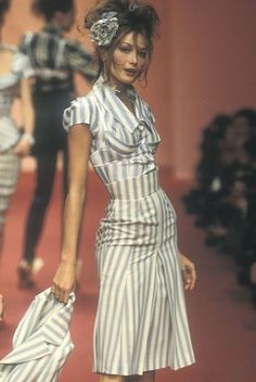 #love #instagood #nature #dresses #dressoftheday #dresslover #dressup #dresslove #dresslife #dressesarelove #dressesfordays #longdress #dressideas Nature Dresses, 90s Runway Fashion, Vintage Runway, Carla Bruni, Gisele Bündchen, Yohji Yamamoto