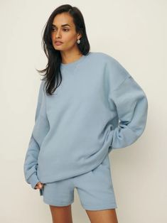 Vintage Oversized Crewneck Sweatshirt Travel Outfit Summer, Oversized Crewneck, Relaxed Jeans, Long Jeans, Swimwear Dress, Heads Up, Crew Sweatshirts, Outerwear Sweater, Oversized Sweatshirt