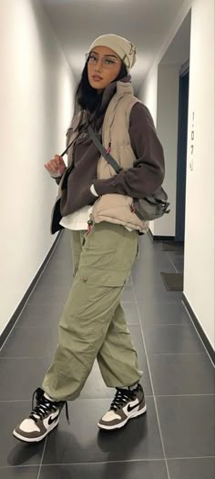 Cargo Pants Outfit Winter, Green Cargo Pants Outfit, Best Cargo Pants, Cargo Pants For Women, Cargo Outfit, Winter Pants Outfit, Jeans Outfit Winter, Streetwear Inspo, Outfit Streetwear