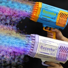 Le pistolet à bulles bazooka à lumière LED, fait 69 bulles d'un coup. Véritable lance-roquettes ayant 69 trous. Il souffle des milliers de bulles colorées à la seconde avec une lumière colorée plus drôle la nuit. Son matériau en ABS en plastique est solide et non toxique pour les enfants. Il garde l'eau sans aucune fui Super Bubbles, Cool Shapes, Ideal Toys