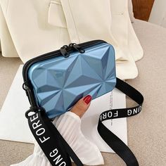 SPECIFICATIONStype5: crossbody bagstype4: Handbagstype3: bags 2021 womens brandtype2: shoulder bagstype: zara woman 2021style6: Fashionoccasions: It is suitable for leisure tourism and shoppingfeature2: shopping bags for boutiquefeature1: Leisure shopping bagcolor: Solid ColorStyle: FashionShape: BoxPlace Of Origin: GUANG DONG ProvincePlace Of Origin: GUANG DONG ProvincePattern Type: SolidOrigin: CN(Origin)Occasion: VersatileNumber of Handles/Straps: SingleModel Number: B40Main Material: PVCLini Mini Luggage, Tas Bahu, Hand Bags For Women, Small Suitcase, Leather Waist Bag, Suitcase Bag, Sac Week End, Luggage Bag, Mini Handbags