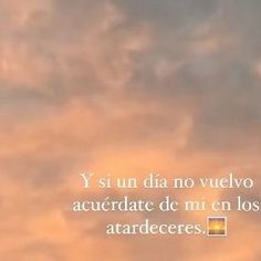 an airplane flying in the sky with a quote below it that says, y'est un dia no velvo acuerde de mi en los atadceres