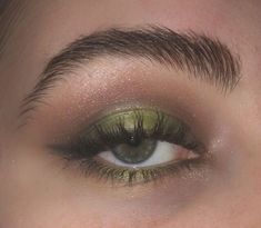 Cool Green Eyeshadow Looks, Green Eyeshadow Looks For Green Eyes, Wedding Eyeshadow For Green Eyes, Dark Green Simple Makeup, Green Makeup For Green Eyes, Green Eyes Green Makeup, Light Green And Silver Eye Makeup, How To Green Eyeshadow, Simple Green Eye Makeup Natural