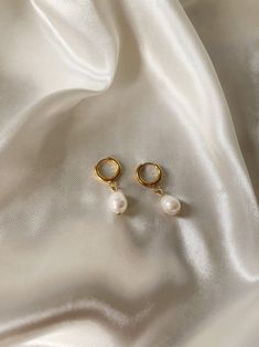 These gorgeous pearl huggies are the perfect addition to any ear party. Made of lightweight, plated stainless steel and freshwater pearls, you're going to love wearing these! Not sure what to get that special someone in your life? Look no further, because this little cutie makes a great gift! P R O D U C T ・ D E T A I L S ・18K gold plated stainless steel  ・baroque freshwater pearls ・1" drop length ・tarnish-resistant + anti-allergenic ・each pearl is unique; imperfections may occur ・handmade in Ca Earrings Huggies, Jewelry Minimal, Pearl Earrings Gold, Gold Huggies, Ear Party, Freshwater Pearl Earrings, Heart Symbol, Gold Pearl Earrings, Freshwater Pearls Earrings