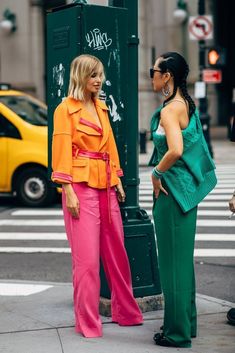 How Style The Color Block Trend Without Failing New York Fashion Week Street Style, Adidas Fashion, Spring Street Style, Fashion Street Style, Cool Street Fashion, Fashion Week Street Style, Urban Chic