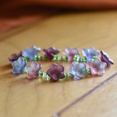 a bunch of small flowers sitting on top of a wooden table