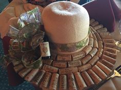 Derby wine hat!! Diy Derby Hat Ideas, Kentucky Derby Party Hats, Kentucky Derby Hats Diy, Derby Hats Diy, Diy Cork, Kentucky Derby Party Food, Kentucky Derby Themed Party, Kentucky Derby Outfit, Kids Tea Party