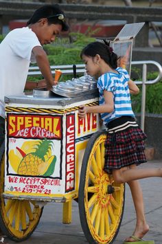 Street Vendors Philippines, Rizal Park Manila, Life In The Philippines, Rizal Park, Jose Rizal, Filipino Fashion, Tip Of The Iceberg, Filipino Art, Ice Cream Cart