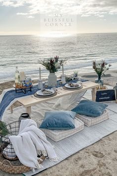 luxury picnic Pretty Picnic Aesthetic, Beach Table Set Up, Beach Party Picnic, Diy Picnic Set Up, Date With Friends Aesthetic, Diy Beach Picnic, Diy Luxury Picnic, Aesthetic Picnic Birthday, Beach Picnic Setup