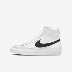 The Nike Blazer Mid '77 channels the old-school look of Nike basketball with a vintage midsole finish. Throwback style with modern materials means you can run, skip and jump in comfort. Shoes For School, Back To School Shoes, White Nike Shoes, Preppy Shoes, Pretty Shoes Sneakers, All Nike Shoes, Nike Blazer Mid 77, Nike Blazer Mid, Nike Blazers Mid