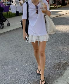 White Mini Skirt Outfit, Euro Summer Outfit, Casual Outfit Idea, Style Mini Skirt, Mini Skirt White, Cool Girl Style, Skirt White, Mode Inspo, Casual Summer Outfit