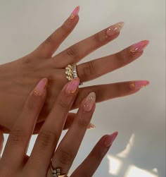 Vacation Pink Nails, Pink And Gold Almond Nails, Pink Aura Nails With Design, Nails With Details, Coral Aura Nails, Aura Nail Designs Almond, Aura Nails With Gold, Pink Aura Nails Almond, Nails With Gems Rhinestones