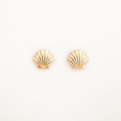 Preppy Jewelry, Seashell Earrings, Jewelry Accessories Ideas, Jewelry Lookbook, Girly Jewelry, Dainty Earrings, Stud Earrings Set, Jewelry Inspo, Dream Jewelry