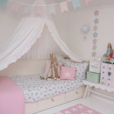 Loved! Me encantò! Girly muy femenino Granddaughter Bedroom Ideas, Rooms With Daybeds, Daybed Room Ideas, Granddaughter Bedroom, Man Home Decor, Room Ideas For Girls, Daybed Room, Children's Bedroom Ideas, Room Girl