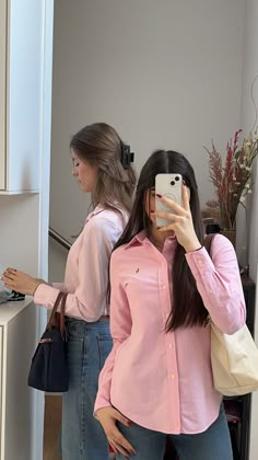 Us Polo Outfit Women, Pink Shirt Outfit For Women, How To Style A Pink Shirt, Pink Polo Shirt Outfit Woman, Women Polo Shirt Outfit, Polo Ralph Lauren Women Outfits, T Shirt Outfits Women, Polos Aesthetic, Pink Shirt Outfit