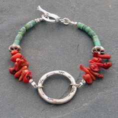 red coral and turquoise Stil Boho, Coral Bracelet, Coral Jewelry, A Bracelet, Hand Made Jewelry, Boho Bracelets, Jewelry Creation, Turquoise Beads, Jewelry Projects