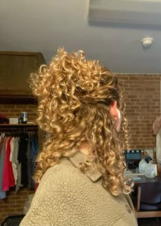 i love my hair length Honey Blonde Curls Highlights, Golden Blonde Curls, Short Curly Hair Half Up Half Down, Curly Hair Half Up, Golden Blonde Curly Hair, Short Curly Hair Blonde, Gold Curly Hair, Dirty Blonde Curly Hair