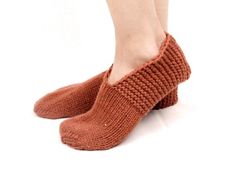 Wool slippers. Woman wool socks. Hand knitted slipper socks. Natural rust brown wool slippers. Minim Nice Socks, Womens Wool Socks, Slippers Christmas, Best Slippers, Womens Socks, Lace Table Runners, Wool Slippers, Knitted Slippers, Wool Socks