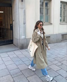 Trenchcoat Outfit, New Balance Outfit, Europe Outfits, Fashion Mistakes