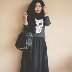 Hijabi Style pastel goth nu goth pastel grunge black sweatshirt with skull and studded purse Outfit Ideas Hijab, Goth Outfit Ideas, Muslimah Outfit, Hijabi Outfit, Goth Outfit, Outfits Hijab, Hijabi Style, Skull Shirt, Black Sweatshirt