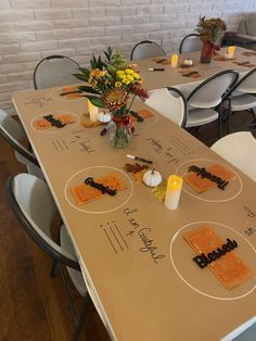 Thanksgiving Set Up Thanksgiving Large Group, Butcher Paper Tablecloth, Thanksgiving Dinner Table Setting, Thanksgiving Dinner Decor, Hosting Thanksgiving Dinner, Friendsgiving Decorations