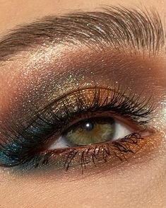 Turquoise And Gold Eye Makeup, Glam Make Up Looks For Green Eyes, Eyemakeup Green Eyes, Green Gold Makeup, Shadow For Green Eyes, Make Up Green Eyes, Blue And Gold Makeup, Colorful Smokey Eye, Green Make Up