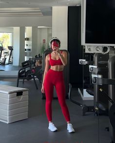 Red Workout Outfit Aesthetic, Valentines Gym Outfit, Red Gym Outfit Aesthetic, Red Pilates Aesthetic, Workout Red Aesthetic, Red Workout Aesthetic, Red Sporty Outfit, Red Gym Aesthetic, Red Wonyoungism