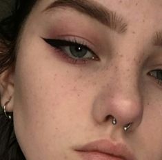 Piercing Nose Septum, Grunge Eyeliner, Eyeliner Grunge, Piercing Nostril, Eyeliner Ideas, Nose Septum, Polynesian Tattoos, Helix Piercings