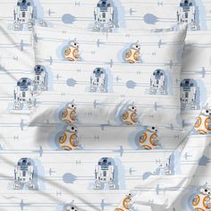 star wars bedding set with droid and r2d2 characters on them