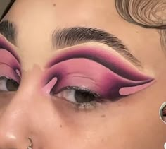 December Eyeshadow Looks, Bratz Eyeshadow Looks, Sza Makeup Eye, Colorful Eye Makeup Y2k, Pink Eyeshadow Looks Euphoria, Sza Makeup Lip, Edgy Eye Makeup, Aesthetic Makeup Looks, Exotic Makeup