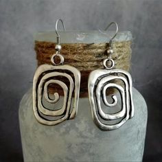 Silver Swirl Dangle Drop Earrings. Vintage Bohemian Style That’s Perfect For Summer Or Fall. Bundle To Save! Great Gift For Yourself Or Friend And They Match Everything. Buy With Confidence, I Have Great Reviews, And Ship Quickly With Care. Clean, Non-Smoking Home. Boho Hippie Festival Beachy Western Gypsy Vintage Coachella Prairie Dressy Preppy Chic Flirty Glam Casual Retro 80s 90s 2000 00s Y2k Holiday Chic Date Night Out Career Trendy Spring Summer Fall Winter Birthday Gift Resort Vacay Vacation Travel Blue Green Teal Turquoise Silver Plated Stamped 925 Drop Pendant Ball Droop Gemstone Stone Natural Bohemian Goth Trendy Minimalist Maximalist Granny Cottagecore Pearlcore Goblincore Re Style 2025, Metal Drop, Vintage Boho Fashion, Swirl Earrings, Spiral Earrings, Styl Boho, Birthday Jewelry Gift, Metal Work, Fairy Grunge