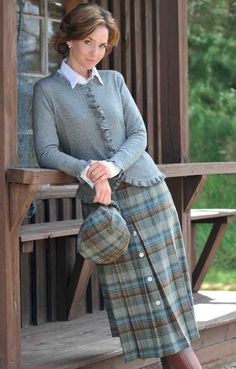 I really like this! Skirt And Jacket Outfit, Scottish Moors, Dandy Look, Mode Country, Mode Ab 50, Scottish Clothing, Colorful Skirt, Tartan Fashion, Mode Tips