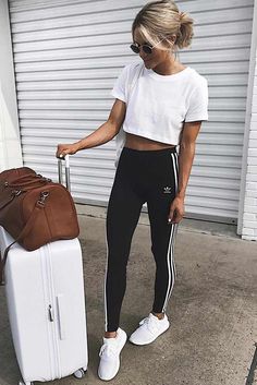 Summer Airplane Outfit, Adidas Pants Outfit, Looks Adidas, Look Adidas, Winter Travel Outfit