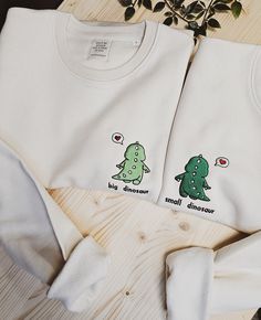 Personalisiertes Paar Sweatshirts mit Dino. Sie können Farben von Dino's und Sweatshirt, Text und Ort des Textes anpassen. Wenn Sie einen übergroßen Look haben möchten, müssen Sie eine größere Größe wählen. Willkommen in unserem Etsy-Shop, wo Nachhaltigkeit auf Stil trifft! Unsere Unisex Organic Cotton Embroidery Sweatshirts sind die perfekte Ergänzung für jede umweltbewusste Garderobe. Hergestellt aus hochwertiger Bio-Baumwolle, sind diese Sweatshirts nicht nur bequem, sondern auch schonend für Sweatshirt Ideas For Couples, Disney Matching Couple Shirts, Matching For Best Friends, Matching Sweatshirts For Couples, Dino Gifts, Sweatshirts For Couples, Matching Shirts For Couples, Couple Embroidery, Matching Crewneck