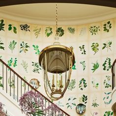 Veranda Magazine on Instagram: "It's not every day that a stair hall is designed with entertaining in mind, but that was the intention behind this sky-lit beauty in a Chicago family home. Designer Summer Thornton explains that the oversized botanical-print wallpaper (@degournay) adds a touch of formality to the space, making it ideal for evenings when tables are set up for large gatherings.

See the rest of the convivial Chicago family home at the link in our bio.
—
Interior Design by @summerthorntondesign
Architecture by @hla_heidilightnerarchitects
Landscape Design by @craigbergmanndesign
Photography by @thomasloof
Styling by @mieketenhave
Written by Celia Barbour"