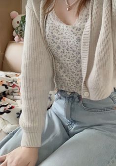 Dainty Casual Outfits, Cute Timeless Outfits, College Outfits Feminine, Soft Elegant Aesthetic Outfit, Feminine Clothing Casual, Feminine Basic Outfits, Soft Light Aesthetic Outfits, Soft Femine Outfits, Feminie Girl Outfits