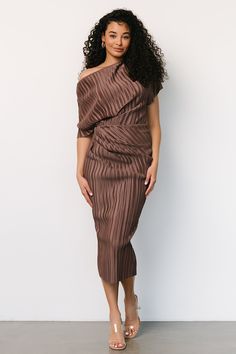 Elevate your elegance with our mink pleated sleeveless maxi dress, a captivating choice that exudes timeless beauty. This dress, with its graceful pleats and rich black hue, ensures you stand out with sophistication and style at any special event. Plus Size Wedding Guest Dress, Baltic Born, Brown Wedding, Midi Wrap Dress, Pleated Midi Dress, Plus Size Wedding, Formal Looks, Sleeveless Maxi Dress, Black Midi Dress