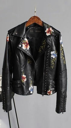 Floral Leather Jacket, Quality Outfits, Festival Mode, Print Embroidery, Soft Jacket, Outfit Invierno, Winter Outerwear, Leather Floral, Floral Jacket