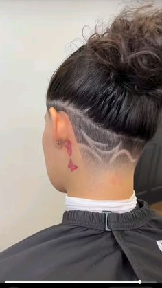 Nape Undercut Designs Simple, Women Undercut Designs, Faded Undercut Women, Under Shaved Hair Designs, Taper Fade Women, Simple Undercut Designs, Hair Undercut Women, Undercut Women Long Hair