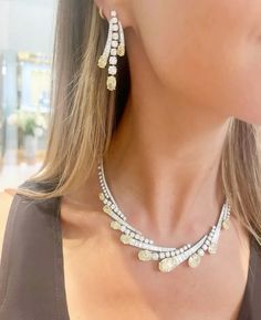 Modern Diamond Necklace, Dubai Market, Ballet Hairstyles, Delicate Necklaces, Diamond Necklace Designs, High Jewellery, Bride Jewelry, Diamond Necklace Set, Diamond Jewelry Necklace