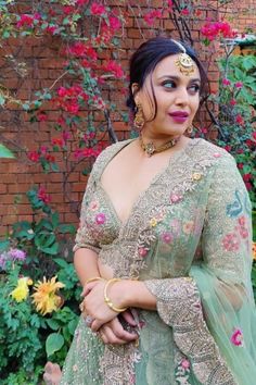 Modern Saree Blouse, Srushti Dange, Halter Neck Blouses, Modern Saree, Backless Blouse, Gorgeous Blouses