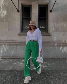 March Outfits, Oversized Shirt Outfit, Mode Zara, Chique Outfits, Green Outfit, Green Pants, Looks Chic, Big Fashion, Mode Inspo