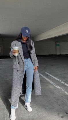 Winter fashion inspiration, Hailey Bieber style, aesthetic, winter coat, layering, outfit inspo, everyday style, street wear Winter Dc Outfit, Yankees Game Outfit Fall, New York Fall Outfits Women, Winter Seattle Outfit, City Girl Outfits Winter, New York Winter Aesthetic Outfits, Chicago In December Outfits, Portland Oregon Outfit Winter, New York Outfits Fall Street Styles